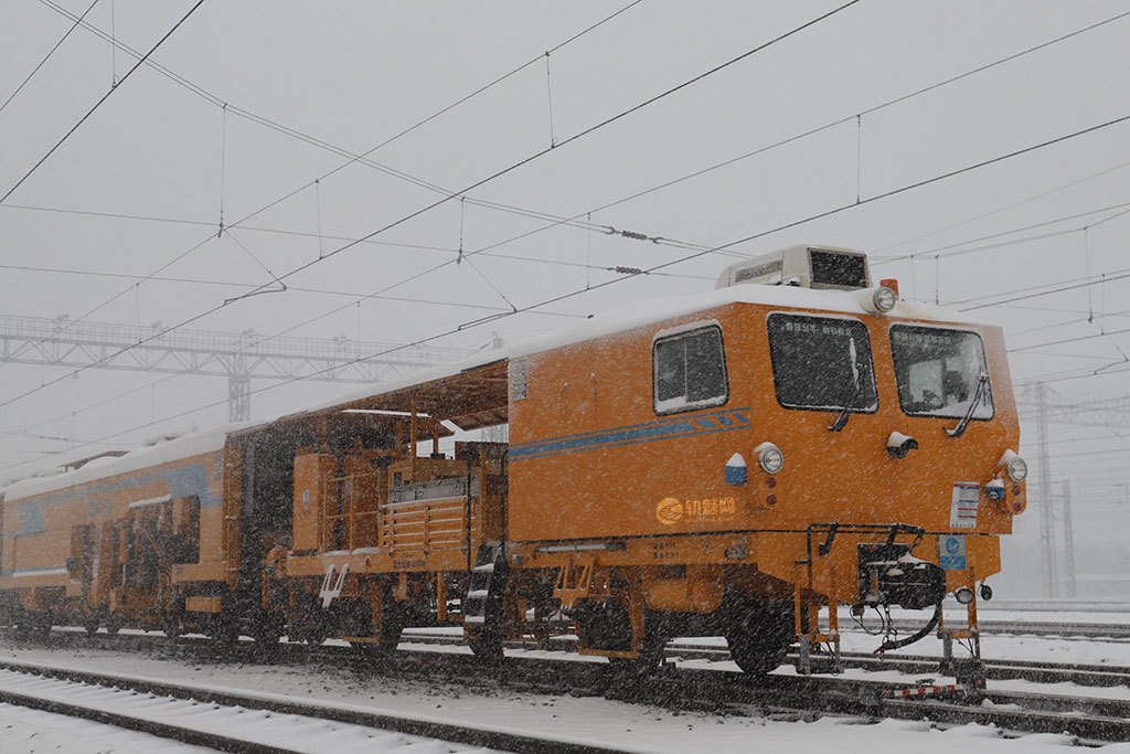 [图片]雪中道岔捣固车CDC-16K